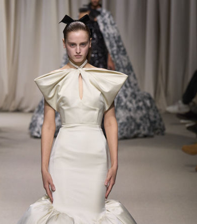 Giambattista Valli Haute Couture SS'24: Μια ονειρική συλλογή γεμάτη λουλούδια