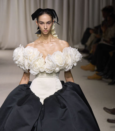 Giambattista Valli Haute Couture SS'24: Μια ονειρική συλλογή γεμάτη λουλούδια