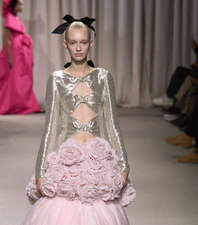 Giambattista Valli Haute Couture SS'24: Μια ονειρική συλλογή γεμάτη λουλούδια