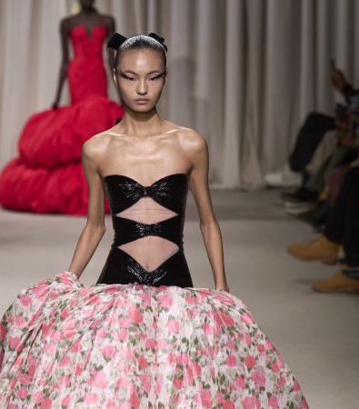 Giambattista Valli Haute Couture '24: Μια ονειρική συλλογή γεμάτη λουλούδια