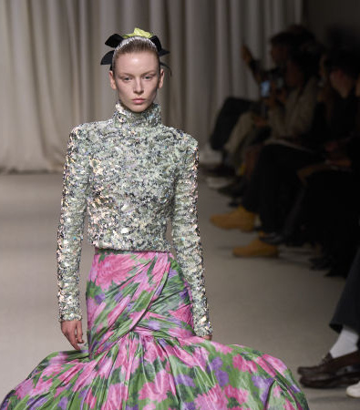 Giambattista Valli Haute Couture '24: Μια ονειρική συλλογή γεμάτη λουλούδια