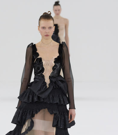 Ο πειραματικός αυθορμητισμός με ψαλίδια στην Haute Couture Spring ’24 των Viktor & Rolf 