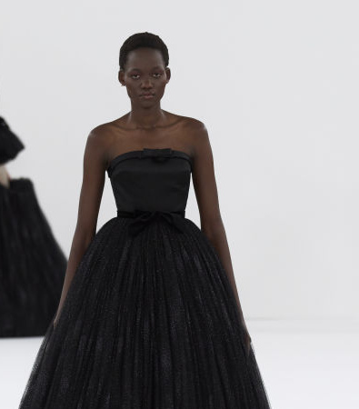 Ο πειραματικός αυθορμητισμός με ψαλίδια στην Haute Couture Spring ’24 των Viktor & Rolf 