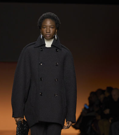 Bottega Veneta FW '24: Η ανθρώπινη πλευρά του ντυσίματος σε έναν κόσμο που φλέγεται