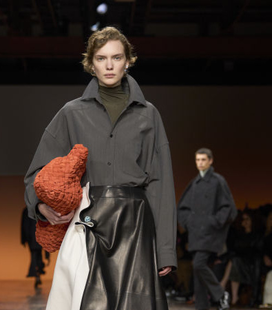 Bottega Veneta FW '24: Η ανθρώπινη πλευρά του ντυσίματος σε έναν κόσμο που φλέγεται