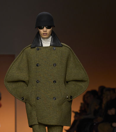 Bottega Veneta FW '24: Η ανθρώπινη πλευρά του ντυσίματος σε έναν κόσμο που φλέγεται