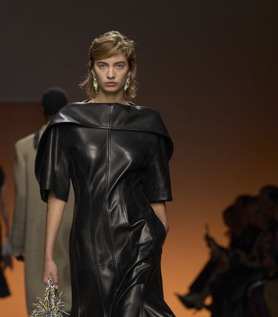 Bottega Veneta FW '24: Η ανθρώπινη πλευρά του ντυσίματος σε έναν κόσμο που φλέγεται