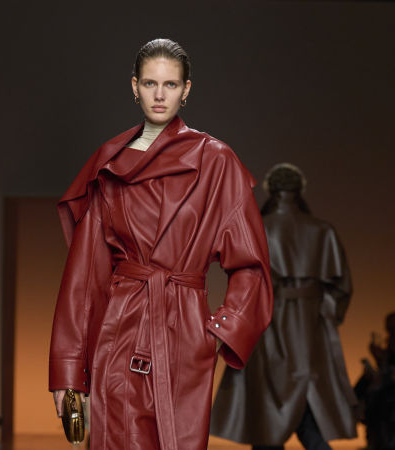 Bottega Veneta FW '24: Η ανθρώπινη πλευρά του ντυσίματος σε έναν κόσμο που φλέγεται