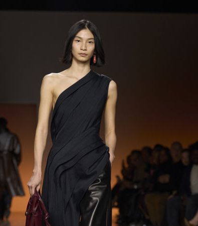 Bottega Veneta FW '24: Η ανθρώπινη πλευρά του ντυσίματος σε έναν κόσμο που φλέγεται