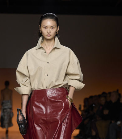 Bottega Veneta FW '24: Η ανθρώπινη πλευρά του ντυσίματος σε έναν κόσμο που φλέγεται