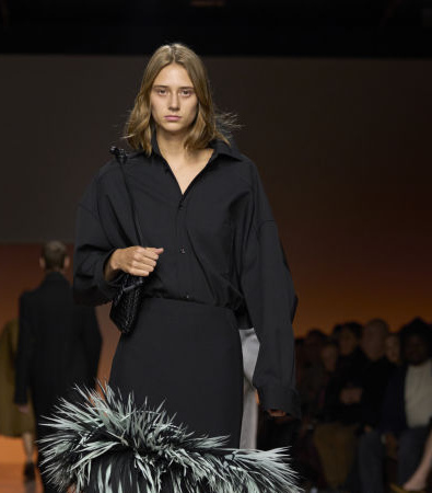 Bottega Veneta FW '24: Η ανθρώπινη πλευρά του ντυσίματος σε έναν κόσμο που φλέγεται