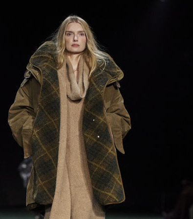 Το fashion show FW'24 του οίκου Burberry θύμιζε βρετανική εξοχή με τολμηρές αποχρώσεις