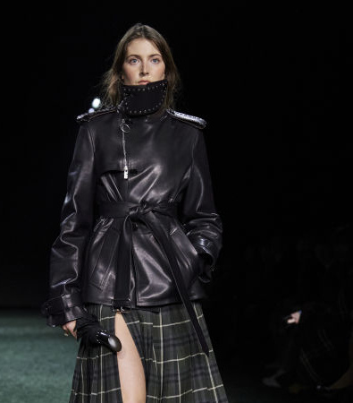 Το fashion show FW'24 του οίκου Burberry θύμιζε βρετανική εξοχή με τολμηρές αποχρώσεις