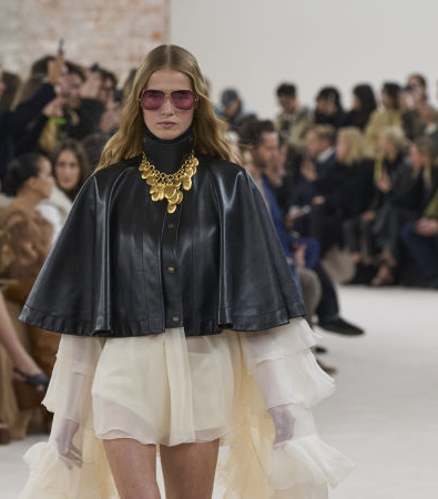 Το show FW '24 στην Chloé έφερε αιθέριες, νοσταλγικές φιγούρες με boho chic αναφορές από τα '70s 