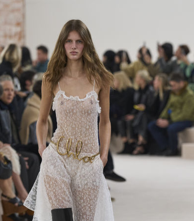 Το show FW '24 στην Chloé έφερε αιθέριες, νοσταλγικές φιγούρες με boho chic αναφορές από τα '70s 