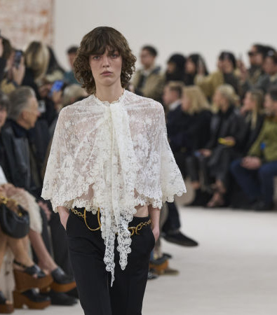 Το show FW '24 στην Chloé έφερε αιθέριες, νοσταλγικές φιγούρες με boho chic αναφορές από τα '70s 