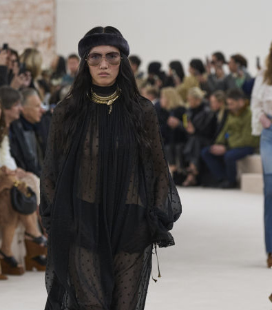 Το show FW '24 στην Chloé έφερε αιθέριες, νοσταλγικές φιγούρες με boho chic αναφορές από τα '70s 