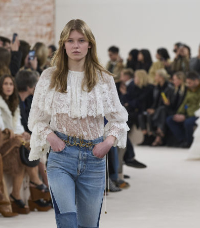 Το show FW '24 στην Chloé έφερε αιθέριες, νοσταλγικές φιγούρες με boho chic αναφορές από τα '70s 