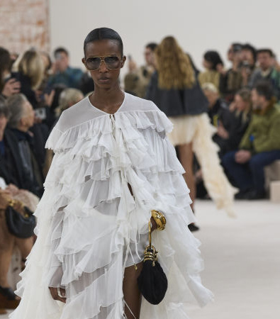 Το show FW '24 στην Chloé έφερε αιθέριες, νοσταλγικές φιγούρες με boho chic αναφορές από τα '70s 