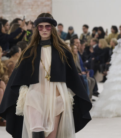 Το show FW '24 στην Chloé έφερε αιθέριες, νοσταλγικές φιγούρες με boho chic αναφορές από τα '70s 