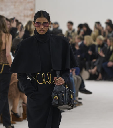 Το show FW '24 στην Chloé έφερε αιθέριες, νοσταλγικές φιγούρες με boho chic αναφορές από τα '70s 