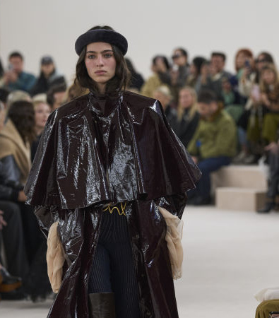 Το show FW '24 στην Chloé έφερε αιθέριες, νοσταλγικές φιγούρες με boho chic αναφορές από τα '70s 