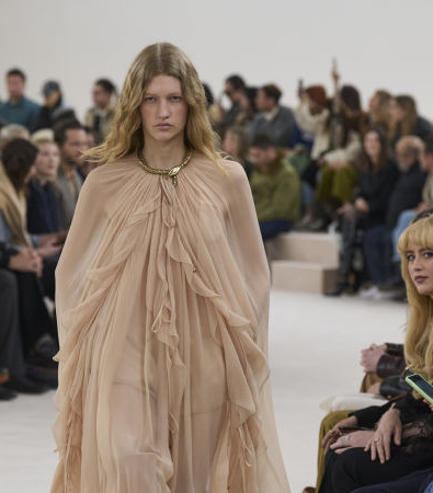 Το show FW '24 στην Chloé έφερε αιθέριες, νοσταλγικές φιγούρες με boho chic αναφορές από τα '70s 