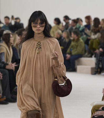 Το show FW '24 στην Chloé έφερε αιθέριες, νοσταλγικές φιγούρες με boho chic αναφορές από τα '70s 