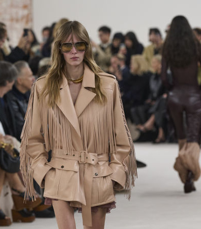 Το show FW '24 στην Chloé έφερε αιθέριες, νοσταλγικές φιγούρες με boho chic αναφορές από τα '70s 