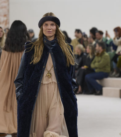 Το show FW '24 στην Chloé έφερε αιθέριες, νοσταλγικές φιγούρες με boho chic αναφορές από τα '70s 