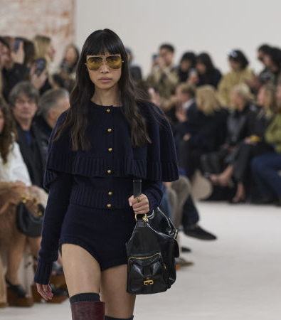 Το show FW '24 στην Chloé έφερε αιθέριες, νοσταλγικές φιγούρες με boho chic αναφορές από τα '70s 