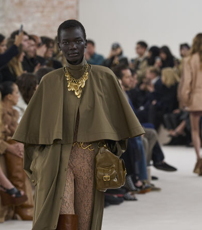 Το show FW '24 στην Chloé έφερε αιθέριες, νοσταλγικές φιγούρες με boho chic αναφορές από τα '70s 