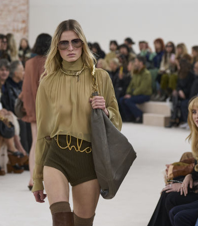 Το show FW '24 στην Chloé έφερε αιθέριες, νοσταλγικές φιγούρες με boho chic αναφορές από τα '70s 