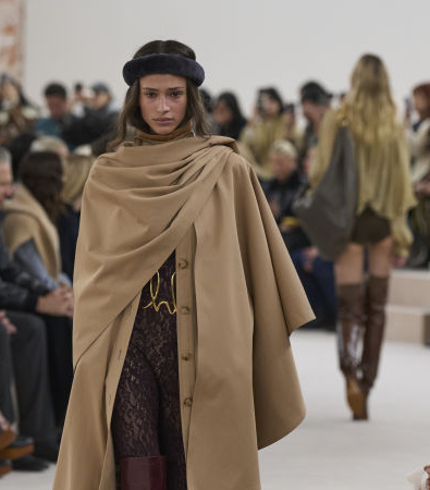 Το show FW '24 στην Chloé έφερε αιθέριες, νοσταλγικές φιγούρες με boho chic αναφορές από τα '70s 