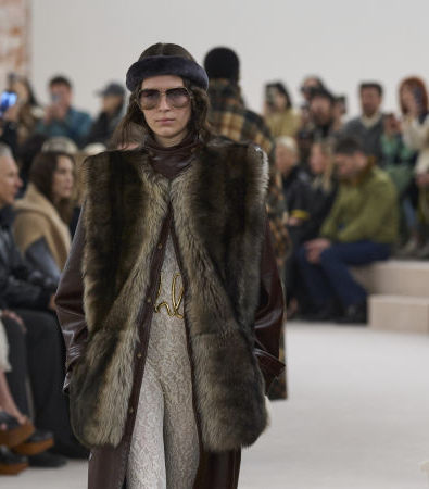 Το show FW '24 στην Chloé έφερε αιθέριες, νοσταλγικές φιγούρες με boho chic αναφορές από τα '70s 