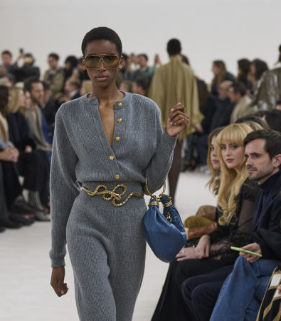 Το show FW '24 στην Chloé έφερε αιθέριες, νοσταλγικές φιγούρες με boho chic αναφορές από τα '70s 