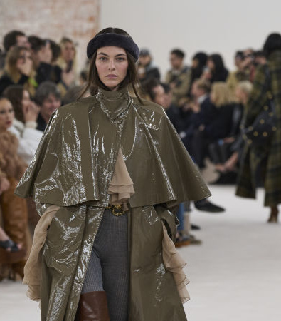 Το show FW '24 στην Chloé έφερε αιθέριες, νοσταλγικές φιγούρες με boho chic αναφορές από τα '70s 