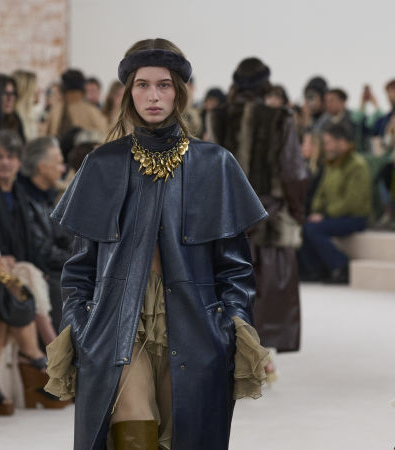 Το show FW '24 στην Chloé έφερε αιθέριες, νοσταλγικές φιγούρες με boho chic αναφορές από τα '70s 