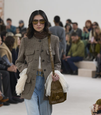 Το show FW '24 στην Chloé έφερε αιθέριες, νοσταλγικές φιγούρες με boho chic αναφορές από τα '70s 