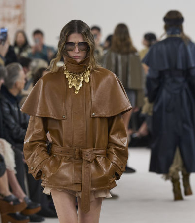 Το show FW '24 στην Chloé έφερε αιθέριες, νοσταλγικές φιγούρες με boho chic αναφορές από τα '70s 