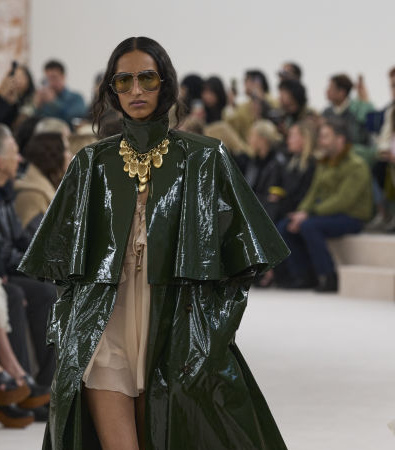 Το show FW '24 στην Chloé έφερε αιθέριες, νοσταλγικές φιγούρες με boho chic αναφορές από τα '70s 