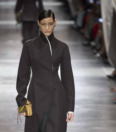 Fendi FW '24: Η βρετανική εκκεντρικότητα συναντά την ιταλική κομψότητα