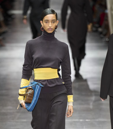 Fendi FW '24: Η βρετανική εκκεντρικότητα συναντά την ιταλική κομψότητα