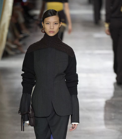 Fendi FW '24: Η βρετανική εκκεντρικότητα συναντά την ιταλική κομψότητα