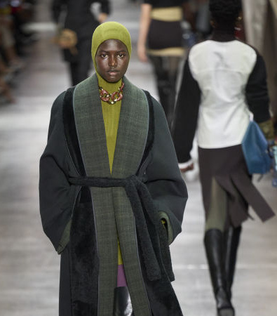 Fendi FW '24: Η βρετανική εκκεντρικότητα συναντά την ιταλική κομψότητα