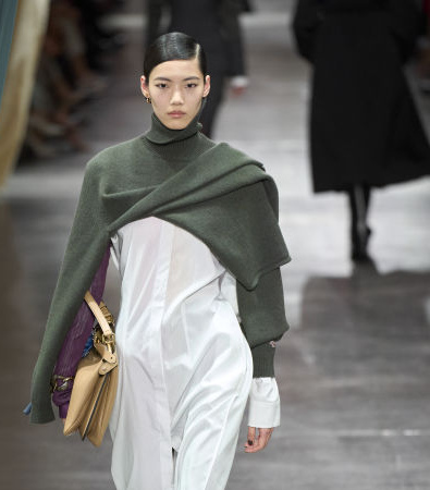 Fendi FW '24: Η βρετανική εκκεντρικότητα συναντά την ιταλική κομψότητα