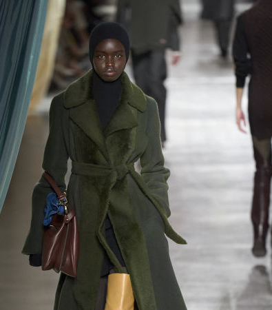 Fendi FW '24: Η βρετανική εκκεντρικότητα συναντά την ιταλική κομψότητα