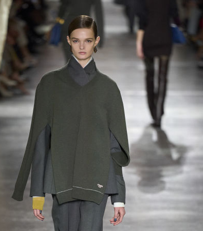 Fendi FW '24: Η βρετανική εκκεντρικότητα συναντά την ιταλική κομψότητα