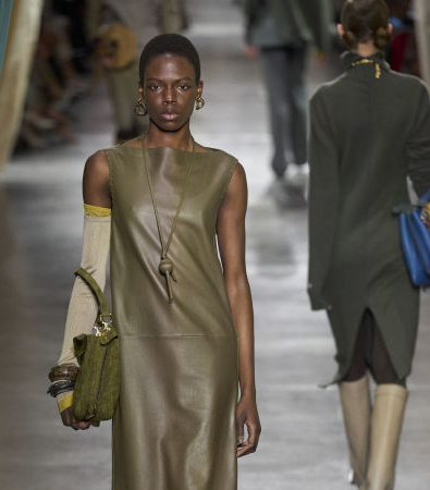 Fendi FW '24: Η βρετανική εκκεντρικότητα συναντά την ιταλική κομψότητα