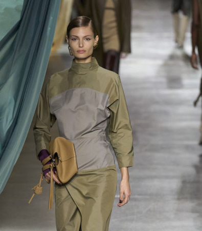 Fendi FW '24: Η βρετανική εκκεντρικότητα συναντά την ιταλική κομψότητα